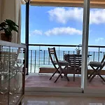 Modern Beachfront 2 Bdrm , Incredible Views Апартаменты