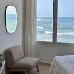 Апартаменты Modern Beachfront 2 Bdrm , Incredible Views