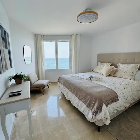 Apartment Modern Beachfront 2 Bdrm , Incredible Views *