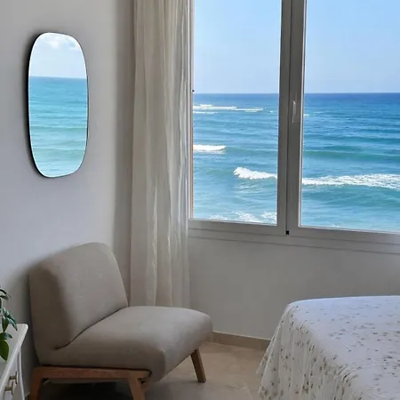 Modern Beachfront 2 Bdrm , Incredible Views Appartamento *
